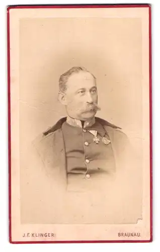 Fotografie J. F. Klinger, Braunau, Portrait K.u.K. Soldat in Uniform mit zwei Orden an der Brust