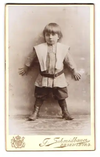 Fotografie G. Schmidbauer, Regensburg, junger Knabe im karierten Kleidchen wie auf frischer Tat ertappt, Schnappschuss