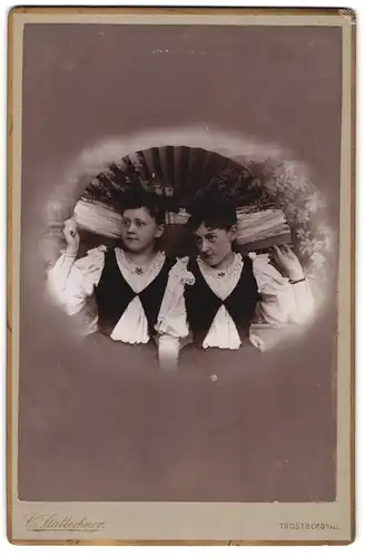 Fotografie Carl Stallechner, Trostberg, zwei junge Damen posieren mit einem aufgeschlagenem Fächer