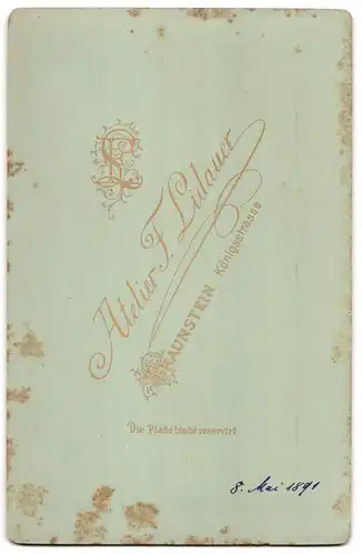 Fotografie T. Lidauer, Traunstein, junges Kind im Kleidchen sitzt im Weidenkorb als Präsent, 1891