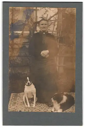 Fotografie unbekannter Fotograf und Ort, ältere Dame mit ihren beiden Hunden im Garten