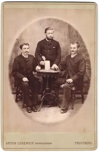 Fotografie Anton Lehemeir, Trostberg, drei junge Herrn mit Bierkrug im Atelier