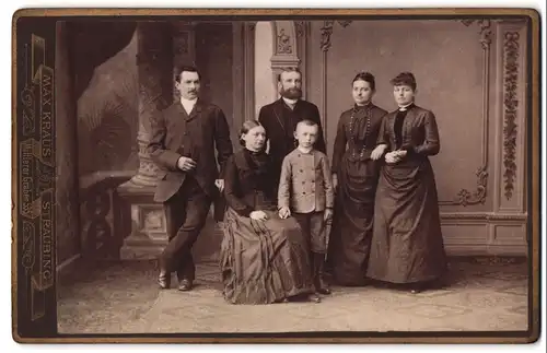 Fotografie Max Kraus, Straubing, Familienportrait mit jungem Knaben in einer Studiokulisse