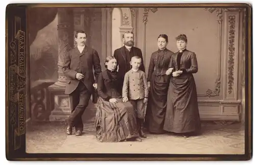 Fotografie Max Kraus, Straubing, Familie mit jungem Knaben posiert in einer Studiokulisse