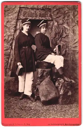 Fotografie P. Ney, Berchtesgaden, zwei junge Frauen als Bergleute in einer Studiokulisse