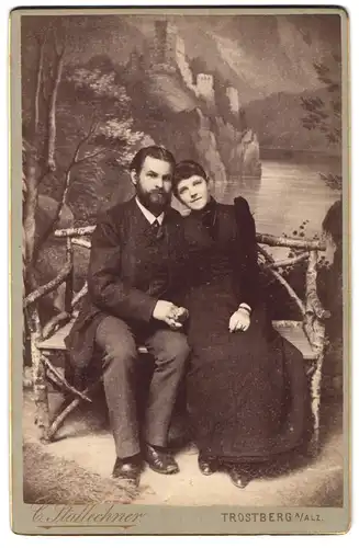 Fotografie Carl Stallechner, Trostberg, junges verliebtes Paar posiert händchenhaltend in einer Studiokulisse