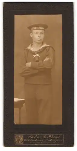 Fotografie A. Kiesel, Wilhelmshaven, junger Matrose mit Mützenband SMS Nassau, Matrosenuniform