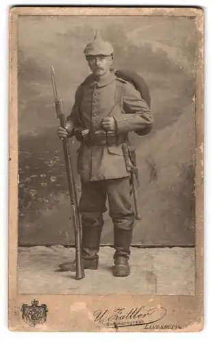 Fotografie U. Zattler, Landshut i. B., Soldat in Feldgrau Uniform mit Ausmarschgepäck und aufgepflanztem Bajonett