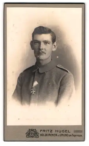 Fotografie Fritz Hugel, Holzkirchen, Soldat in Feldgrau Uniform mit Orden