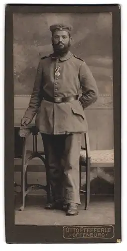 Fotografie Otto Pfefferle, Offenburg, Soldat in Feldgrau Uniform mit Orden Eisernes Kreuz, Vollbart