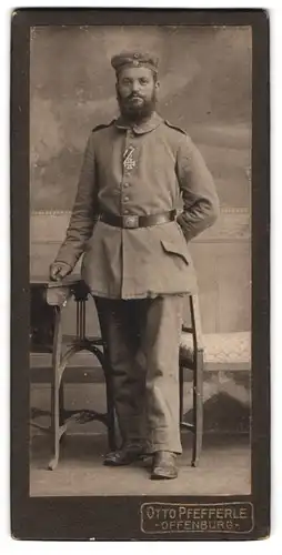 Fotografie Otto Pfefferle, Offenburg, vollbärtiger Soldat in Feldgrau Uniform mit Eisernes Kreuz
