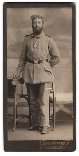 Fotografie Otto Pfefferle, Offenburg, Soldat mit Eisernem Kreuz in Feldgrau Uniform