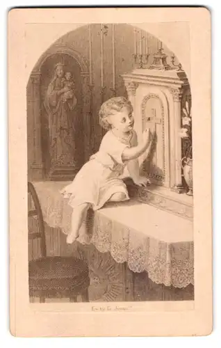 Fotografie unbekannter Fotograf und Ort, Es-tu Ta, Jesus, Kleines Kind auf dem Altar