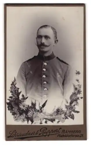 Fotografie Schraudner & Ruppert, Bamberg, junger Soldat in Uniform mit Passepartout, Erinnerung an meine Militärzeit
