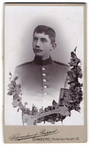 Fotografie Schraudner & Ruppert, Bamberg, Soldat in Uniform, Passepartout mit Portrait Prinzregent Luitpold