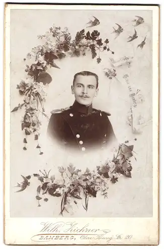 Fotografie Wilh. Zichner, Bamberg, junger Chevauleger in Uniform mit Epauletten, im Passepartout