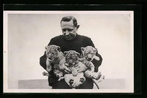 AK Kapitän Alfred Schneider mit drei seiner jüngsten Löwen, Zirkus Kapitän Alfred Schneider