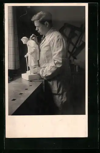 Foto-AK Tischler fertigt filigrane Skulptur