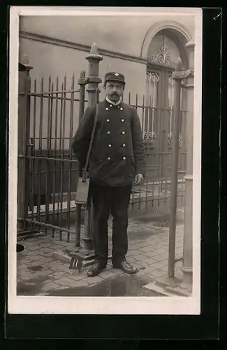 Foto-AK Schaffner in Uniform