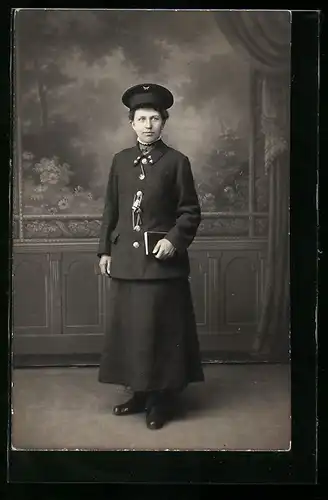Foto-AK Schaffnerin in Uniform