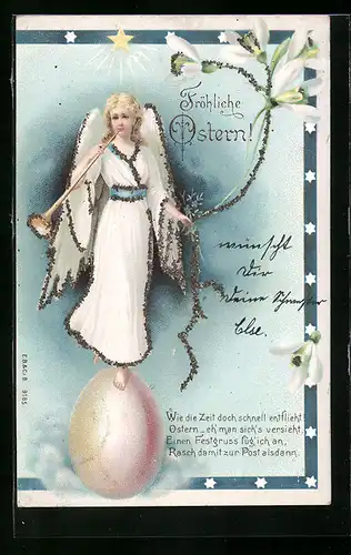 AK Trompete spielender Osterengel steht mit einem Bein auf einem Ei