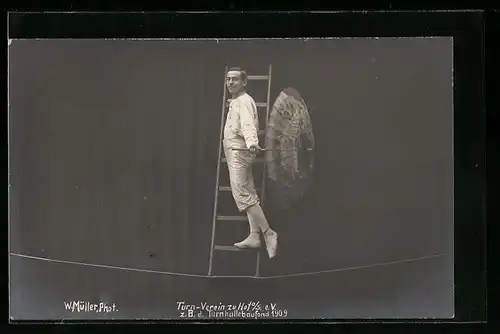 AK Hof, Turner aus Turnverein balanciert mit Leiter und Schirm auf einem Seil