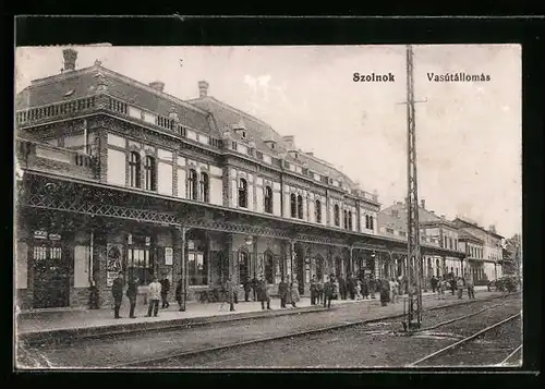 AK Szolnok, Bahnhof, Rückansicht mit Fahrgästen