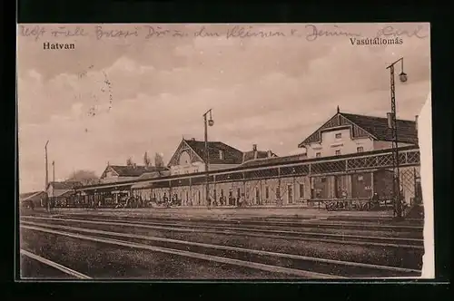 AK Hatvan, Bahnhof mit Bahnschienen und Bahnsteig