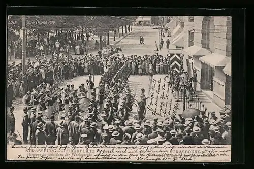 AK Strassburg, Kleberplatz, Hauptwache, Aufziehen der Wachtparade