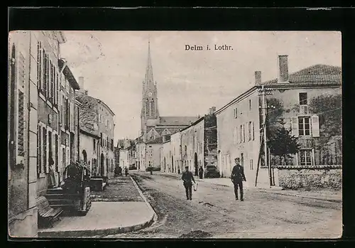 AK Delm i. Lothr., Strassenpartie mit Kirche