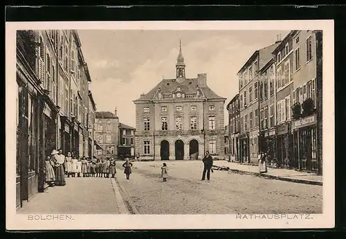 AK Bolchen, Rathausplatz mit Mädchengruppe