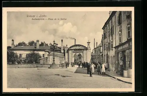 AK Dieuze /Lothr., Salinenplatz mit Torbogen