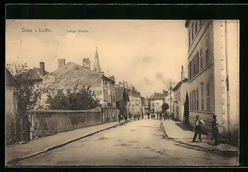 AK Duss i. Lothr., Lange Strasse mit Passanten