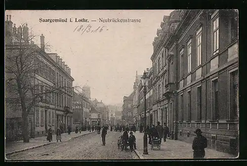 AK Saargemünd i. Lothr., Neubrückenstrasse mit Passanten