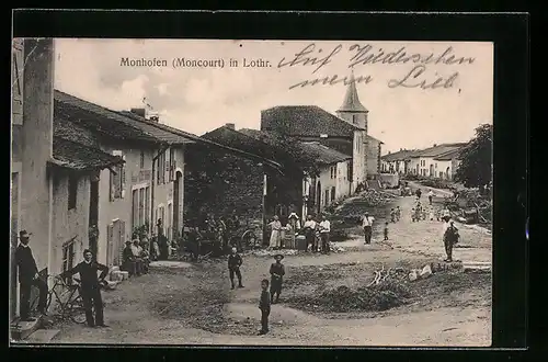 AK Monhofen in Lothr., Strassenpartie mit Anwohnern