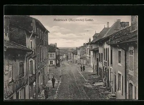 AK Medewich /Lothr., Strassenpartie mit Anwohnern