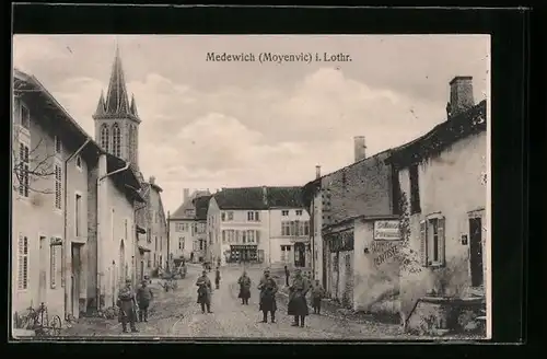 AK Medewich i. Lothr., Strassenpartie mit Geschäft