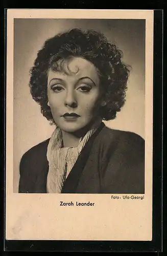 AK Schauspielerin Zarah Leander mit ernstem Blick und gelocktem Haar