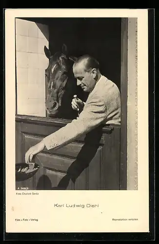 AK Schauspieler Karl Ludwig Diehl füttert das Pferd mit Möhren