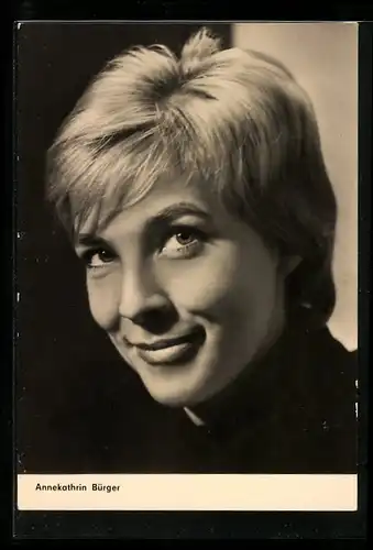 AK Schauspielerin Annekathrin Bürger blickt lächelnd nach oben