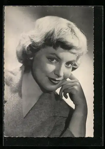 AK Schauspielerin Anneliese Kaplan lächelnd in Kamera blickend
