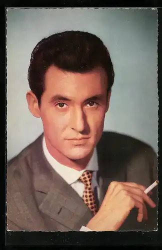 AK Schauspieler Silvio Francesco mit Zigarette posierend