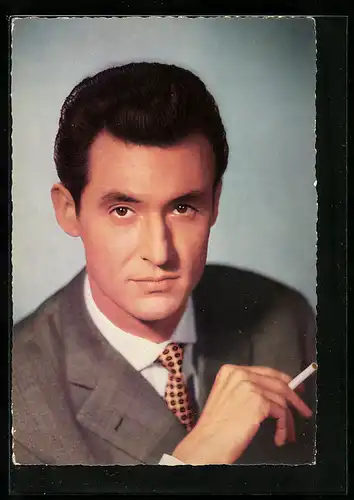 AK Schauspieler Silvio Francesco mit Zigarette posierend