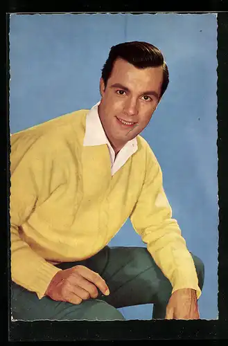 AK Schauspieler Toni Sailer im gelben Pullover