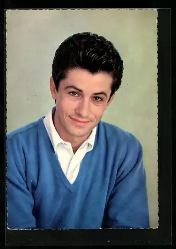 AK Schauspieler George Chakiris mit blauem Pullover