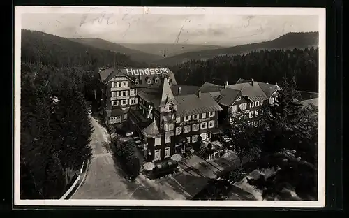 AK Hundseck /Schwarzwald, Kurhaus Hundseck mit Strassenpartie