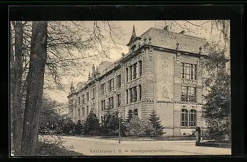 AK Karlsruhe i. B., Kunstgewerbemuseum mit Strasse