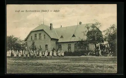 AK Heidmühlen /Holstein, Schule mit Schulkindern