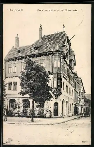AK Salzwedel, Gasthaus Torschenke am Neutor, mit Strasse
