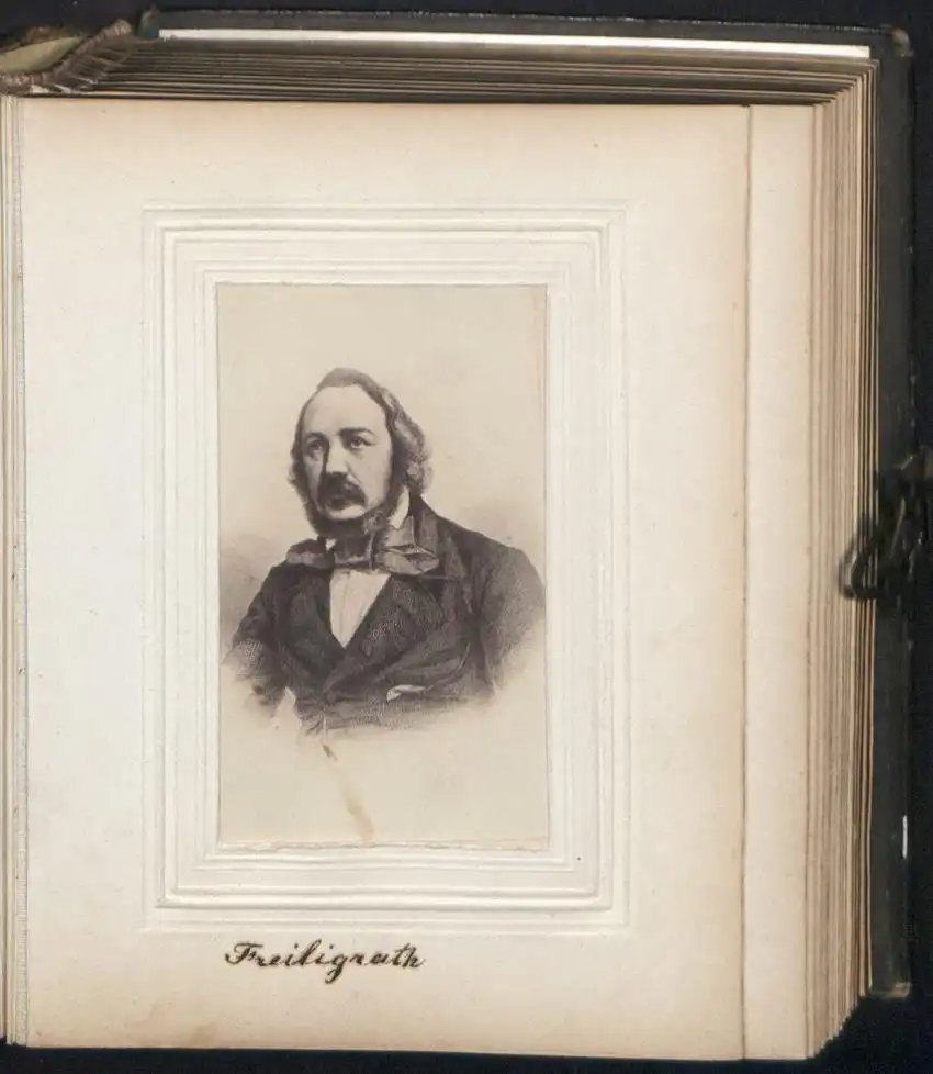 Fotoalbum 30 Portrait-Fotografien berühmte Personen: Humboldt, Heine, Charlotte Kästner, Shakespeare, Dürer, Goethe u.a. 3